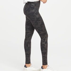 Spanx Faux Leather Camo Leggings‎ Black Size Small